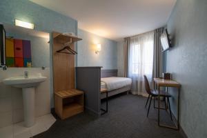 - une petite salle de bains avec un lit et un lavabo dans l'établissement Walled off Hotel Paris, à Paris