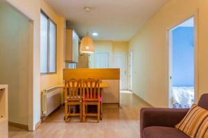 cocina con mesa y sillas en una habitación en Habitaciónes Luminosas y acogedoras, en Madrid