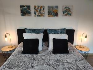 Tempat tidur dalam kamar di La Tourelle Suite Cosy entre vignoble aixois et Luberon