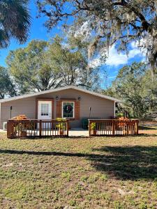 a small house with a porch and a yard at The Lake Alfred Citruswood Cabin in Lake Alfred