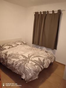 uma cama num quarto com uma janela em Castellón Apartment Basic em Castellón de la Plana