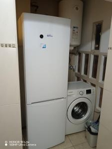um frigorífico branco numa cozinha com uma máquina de lavar roupa em Castellón Apartment Basic em Castellón de la Plana