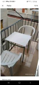 uma mesa branca e uma cadeira branca numa varanda em Castellón Apartment Basic em Castellón de la Plana