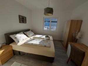 ein kleines Schlafzimmer mit einem Bett und einem Fenster in der Unterkunft Villa Stefaner in Kirchbach