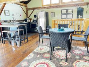 una cucina e una sala da pranzo con tavolo e sedie di The Farm Shed Guelph Elora a Guelph
