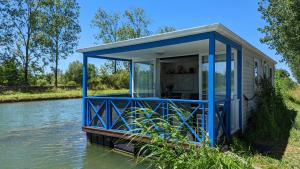 uma casa no meio de um rio em Cottage flottant terrasse gamme supérieure option jacuzzi proche Dijon 