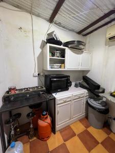 מטבח או מטבחון ב-استراحة أنيقة بدون غرفة نوم للمناسبات الصغيرة ذاتي الدخوُل