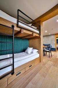 Двухъярусная кровать или двухъярусные кровати в номере Domki Nad Osadą