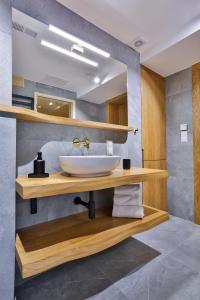 喬爾什騰的住宿－Domki Nad Osadą，木制柜台上带水槽的浴室