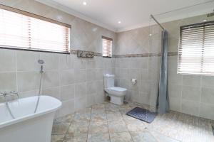 uma casa de banho com um WC, uma banheira e um chuveiro em 7 At Brainline em Pretoria