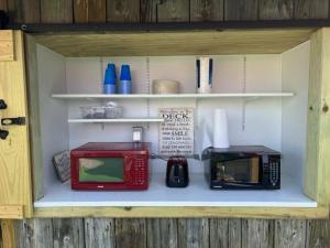 een kast met een magnetron en een broodrooster bij Seagrass Inn in Old Orchard Beach