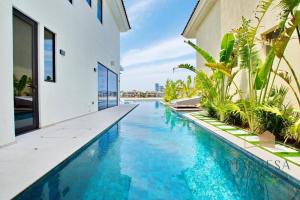 ein Bild eines Schwimmbads in einem Haus in der Unterkunft ULTRA Modern Villa Manresa with Private Beach & Infinity Pool on Palm Island in Dubai