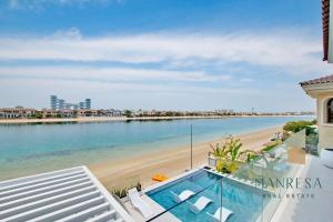 Blick auf den Strand vom Balkon eines Hauses in der Unterkunft ULTRA Modern Villa Manresa with Private Beach & Infinity Pool on Palm Island in Dubai