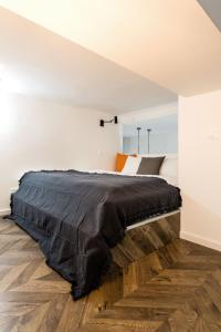 Giường trong phòng chung tại Walk to Nightlife from Quiet Condo - SPECIAL OFFER