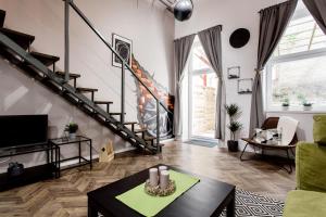 Khu vực ghế ngồi tại Walk to Nightlife from Quiet Condo - SPECIAL OFFER