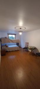 1 dormitorio con 1 cama, 1 mesa y 1 silla en Cabañas Don Emilio en Valparaíso