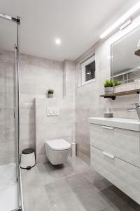 Phòng tắm tại Walk to Nightlife from Quiet Condo - SPECIAL OFFER