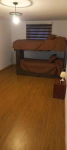 1 dormitorio con 2 literas y suelo de madera en Cabañas Don Emilio en Valparaíso