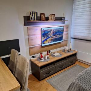 Televízia a/alebo spoločenská miestnosť v ubytovaní Regulus apartment Brzeće Kopaonik