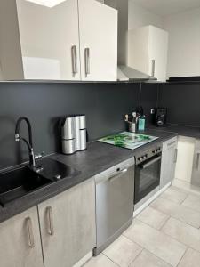 Kuchyň nebo kuchyňský kout v ubytování 100m2 5 min zum See Grillecke