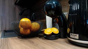 two oranges in a basket on a kitchen counter at Kras Resort Apartament 110 z prywatnym jacuzzi i widokiem na góry in Szklarska Poręba