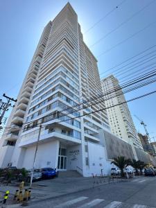 een hoog gebouw met auto's geparkeerd op een parkeerplaats bij Departamento Playa Brava 3D 2B in Iquique