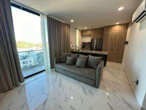 salon z kanapą i kuchnią w obiekcie Loft en WTower 503 Mazatlan w mieście Mazatlán