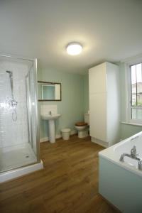 La salle de bains est pourvue d'une douche, de toilettes et d'un lavabo. dans l'établissement COSY CAMDEN 2 BEDROOM APARTMENT WITH TERRACE, à Londres