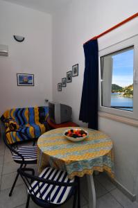 salon ze stołem i miską owoców w obiekcie Apartments Livia w mieście Lastovo