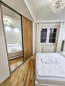 オストルダにあるApartament Chill & Luxのベッドルーム(鏡、ベッド付)