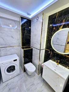オストルダにあるApartament Chill & Luxのバスルーム(トイレ、洗濯機付)