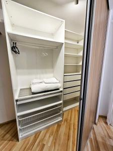 een lege koelkast met twee handdoeken erin bij Apartament Chill & Lux in Ostróda