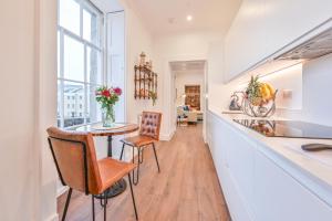 uma cozinha e sala de jantar com mesa e cadeiras em 9 Admiralty House Stunning Luxury Apartment with free parking em Plymouth