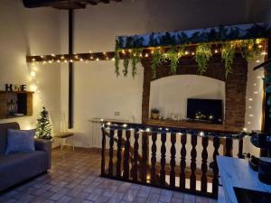 un salon avec une cheminée et des lumières de Noël dans l'établissement Casa Lavinia, à Casperia