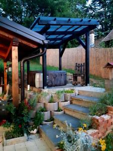 einen Garten mit einer blauen Pergola und einer Treppe in der Unterkunft Tri breze in Hum Breznički