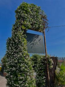 グロッタンマーレにあるVilla Francesca Luxuryの花の看板が立つ木
