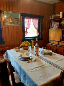 een tafel met een witte tafeldoek erop met borden en glazen bij Tri breze in Hum Breznički