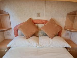 ein Bett mit zwei Kissen darüber in der Unterkunft Willerby Holiday Home in Durham