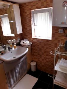 baño con lavabo y ventana en Tri breze en Hum Breznički