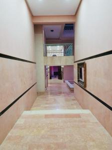 un corridoio vuoto di un edificio con lungo corridoio di Chez Alex a Marrakech