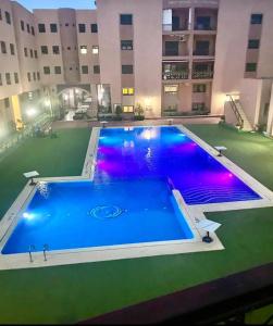 una gran piscina en medio de un edificio en Chez Alex en Marrakech