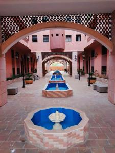 einen Innenhof mit einem Brunnen in der Mitte eines Gebäudes in der Unterkunft Chez Alex in Marrakesch