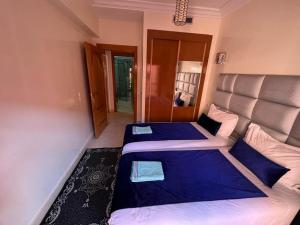 1 Schlafzimmer mit 2 Betten in einem Zimmer in der Unterkunft Chez Alex in Marrakesch