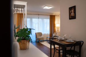 ein Wohnzimmer mit einem Tisch und einem Esszimmer in der Unterkunft Apartment SiLa in Kassel