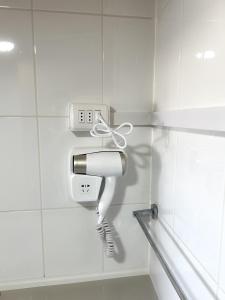 a hair dryer on a wall in a bathroom at Hostal Central Panguipulli in Panguipulli