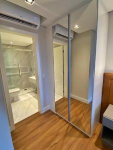 uma casa de banho com um chuveiro e um WC num quarto em Praia Brava Hotel em Florianópolis