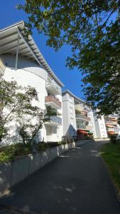 ein weißes Gebäude mit einer Straße davor in der Unterkunft Ferienwohnung Gottleubapark Apartment II in Pirna