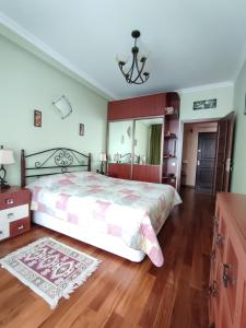 um quarto com uma cama grande e um espelho em Резиденция Изумруд em Baku