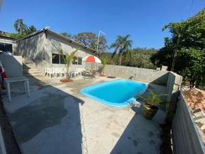 uma piscina no quintal de uma casa em Chácara Casa da Paz em Suzano