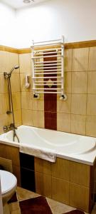 y baño con bañera y aseo. en Drzewna Apartamenty - Kupiecka 39, en Zielona Góra